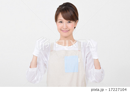 軍手をしたエプロンの女性 17227104