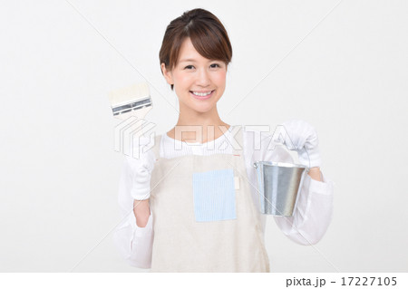刷毛とバケツを持ったエプロンの女性 17227105