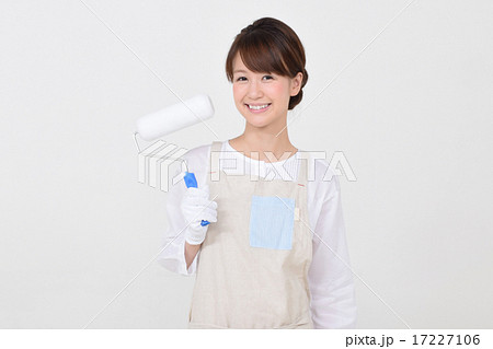 ペイントローラーを持った女性 17227106