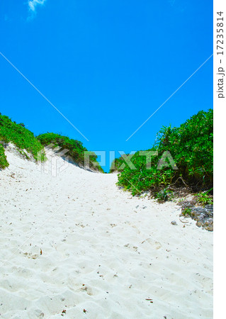 真夏の宮古島砂山ビーチへ下る砂の坂道 17235814