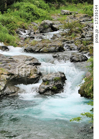 涼しげな川の流れの写真素材