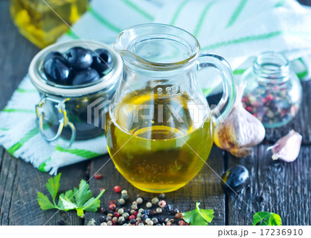 oil and olives 17236910