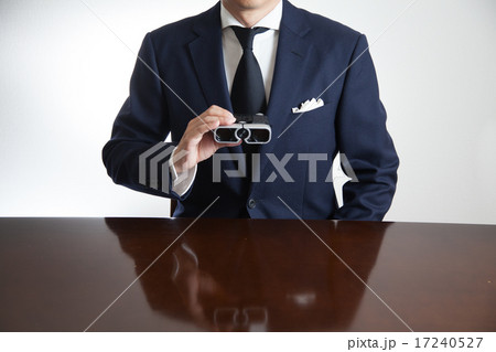 双眼鏡を持つ男性 17240527