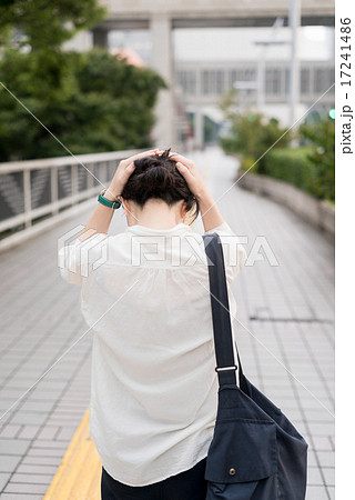 路上で頭を抱える女性 路上で頭を抱える女性 17241486