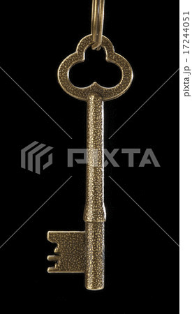 古い鍵/黒背景のレトロな鍵 17244051