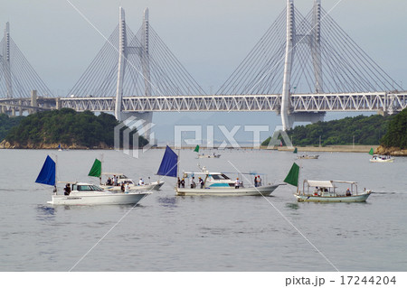 釣り船と瀬戸大橋 釣り船と瀬戸大橋 17244204