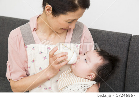 赤ちゃんにミルクをあげるシニア女性 赤ちゃんにミルクをあげるシニア女性 17246967