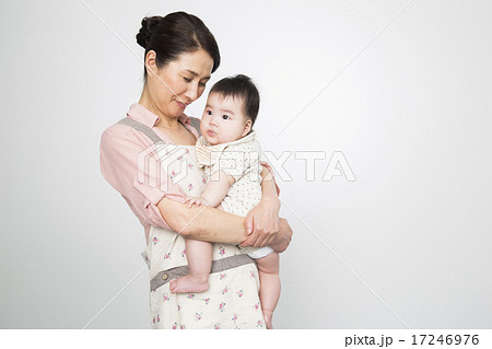 赤ちゃんを抱っこするシニア女性 赤ちゃんを抱っこするシニア女性 17246976