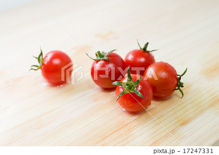 まな板の上の新鮮なミニトマト 17247331