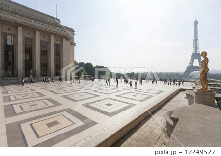 パリ エッフェル塔とシャイヨ宮　銅像　Palais de Chaillot 17249527