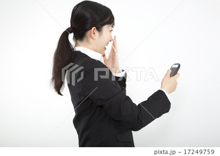 ビジネス 女性 白バック スマホ 驚く 横顔 ビジネス 女性 白バック スマホ 驚く 横顔 17249759