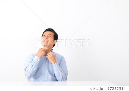 男性　ほてり　中年男性　ミドル世代　中高年　短髪の男性　カジュアル　普段着　男の人　暑い　発汗 17252514