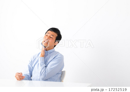 男性 ほてり 中年男性 ミドル世代 中高年 短髪の男性 カジュアル 普段着 男の人 暑い 発汗 男性 ほてり 中年男性 ミドル世代 中高年 短髪の男性 カジュアル 普段着 男の人 暑い 発汗 17252519