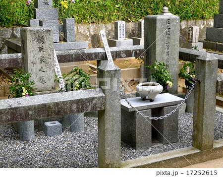 楫取素彦と美和子の墓 17252615