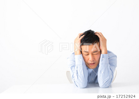 男性 頭痛 憂鬱 鬱 男性 ミドル世代 中高年 短髪の男性 借金 普段着 男の人 体調不良 男性 頭痛 憂鬱 鬱 男性 ミドル世代 中高年 短髪の男性 借金 普段着 男の人 体調不良 17252924