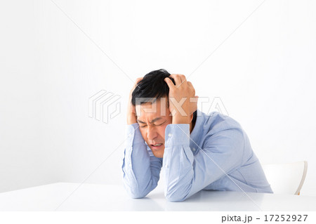 男性　頭痛　憂鬱　鬱　男性　ミドル世代　中高年　短髪の男性　借金　普段着　男の人　体調不良 17252927