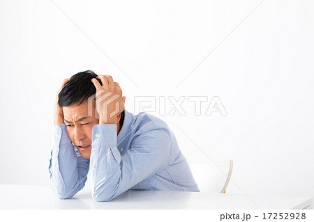 男性　頭痛　憂鬱　鬱　男性　ミドル世代　中高年　短髪の男性　借金　普段着　男の人　体調不良 17252928