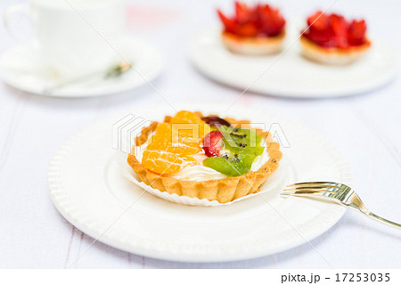 Fresh Pie Tart with Kiwi, Strawberry and Mandarine 17253035