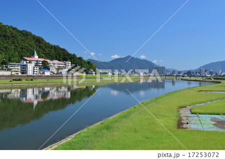 広島市　太田川放水路の風景（夏） 17253072