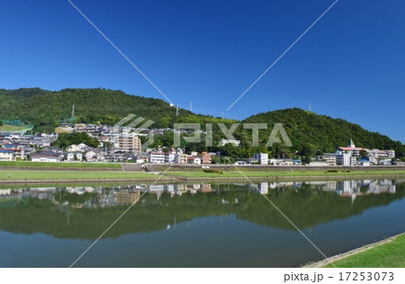 広島市　太田川放水路と三滝山 17253073