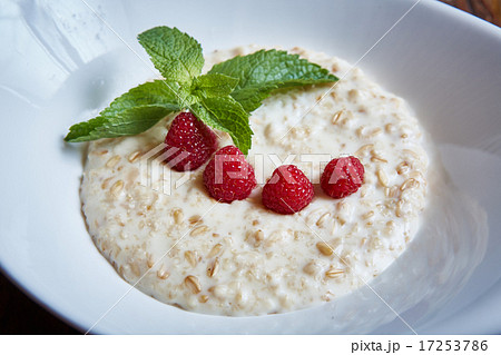 oatmeal with raspberries 17253786