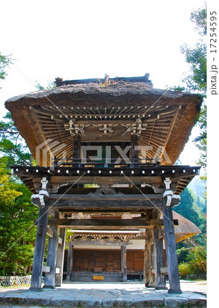 世界遺産・白川郷の「明善寺 鐘楼門」(岐阜県大野郡白川村荻町) 世界遺産・白川郷の「明善寺 鐘楼門」(岐阜県大野郡白川村荻町) 17254595