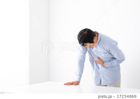 男性 腹痛 病気 男性 ミドル世代 中高年 短髪の男性 二日酔い 普段着 男の人 体調不良 胃もたれ 男性 腹痛 病気 男性 ミドル世代 中高年 短髪の男性 二日酔い 普段着 男の人 体調不良 胃もたれ 17254869