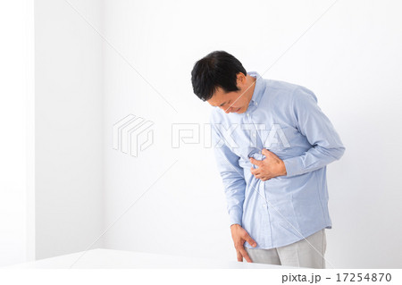 男性　腹痛　病気　男性　ミドル世代　中高年　短髪の男性　二日酔い　普段着　男の人　体調不良　胃もたれ 17254870
