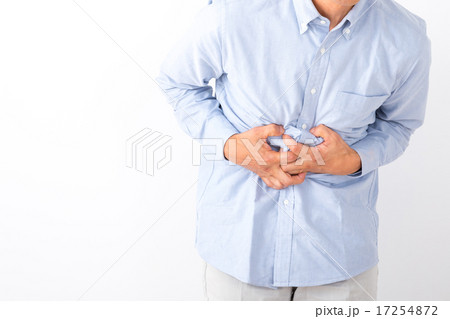男性　腹痛　病気　男性　ミドル世代　中高年　短髪の男性　二日酔い　普段着　男の人　体調不良　胃もたれ 17254872