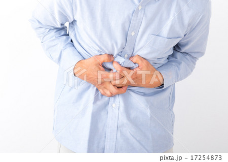 男性　腹痛　病気　男性　ミドル世代　中高年　短髪の男性　二日酔い　普段着　男の人　体調不良　胃もたれ 17254873