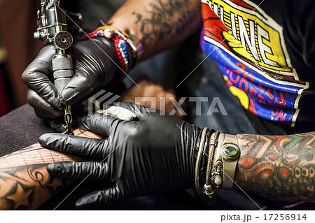 腕にタトゥーを入れる男性の写真素材 [17256914] - PIXTA