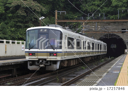 ［JR-E09］保津峡駅を発車する山陰本線221系電車 17257846