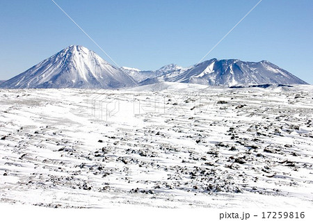雪晴れの南米チリ北部アンデス山脈の火山リカンカブール 17259816