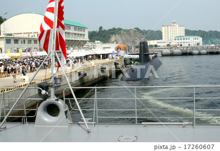 護衛艦「きりしま」から見た潜水艦「やえしお」の展示 17260607