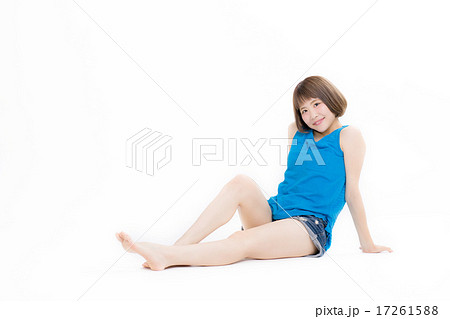 床に座る可愛い女の子の写真素材