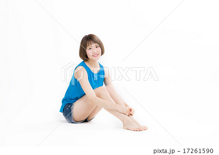 体育座りをする女の子の写真素材