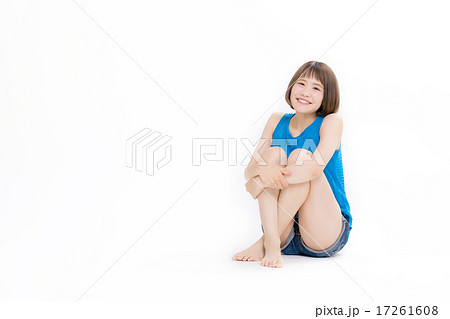 体育座りをする女の子の写真素材