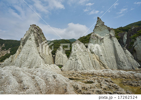 奇岩の景勝地仏が浦、船着き場から見た山側の風景（下北半島、青森県） 17262524