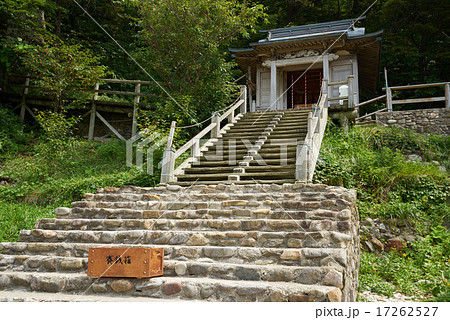 奇岩の景勝地仏が浦、遊歩道入り口の木道と地蔵堂（下北半島、青森県） 17262527