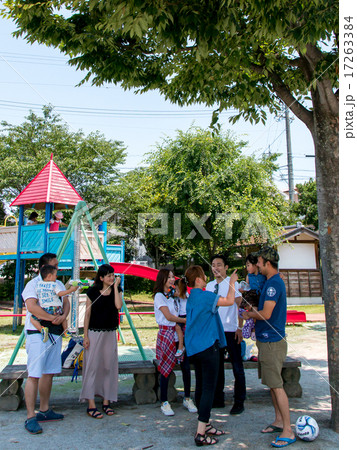 公園で游ぶ仲良し家族 公園で游ぶ仲良し家族 17263384