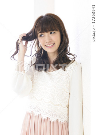 若い女性 若い女性 17263941