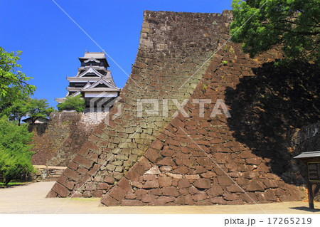 8月熊本 熊本城・大天守閣と二様の石垣 17265219