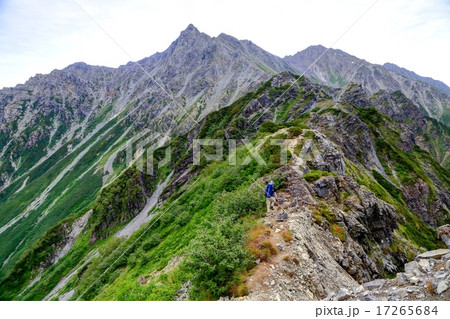 西鎌尾根と槍ヶ岳へ向かう登山者 17265684