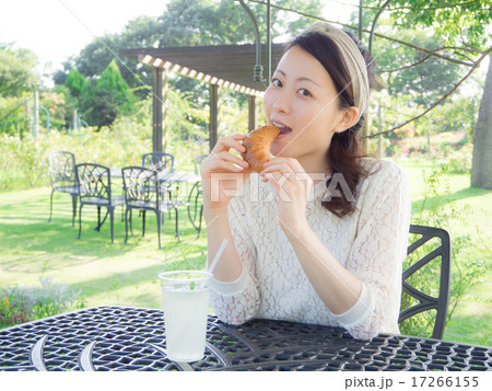 カフェ　女性 17266155