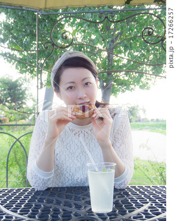 カフェ　女性 17266257