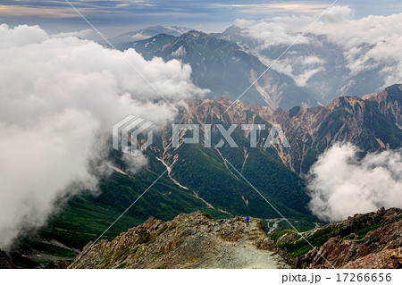 槍ヶ岳から雲湧く山並み 17266656