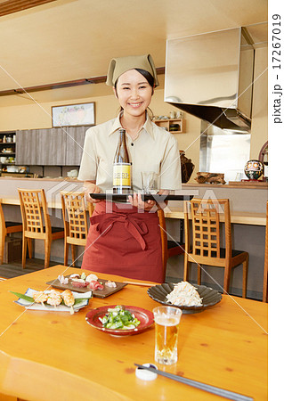 ビールを運ぶ飲食店の店員 17267019