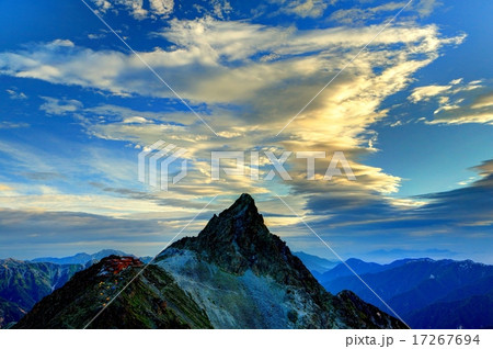 大喰岳から見る槍ヶ岳と朝焼け雲 17267694