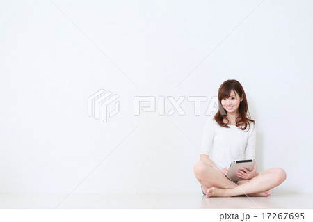 タブレットPCを使う女性 17267695