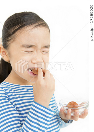 梅干しを食べる女の子の写真素材